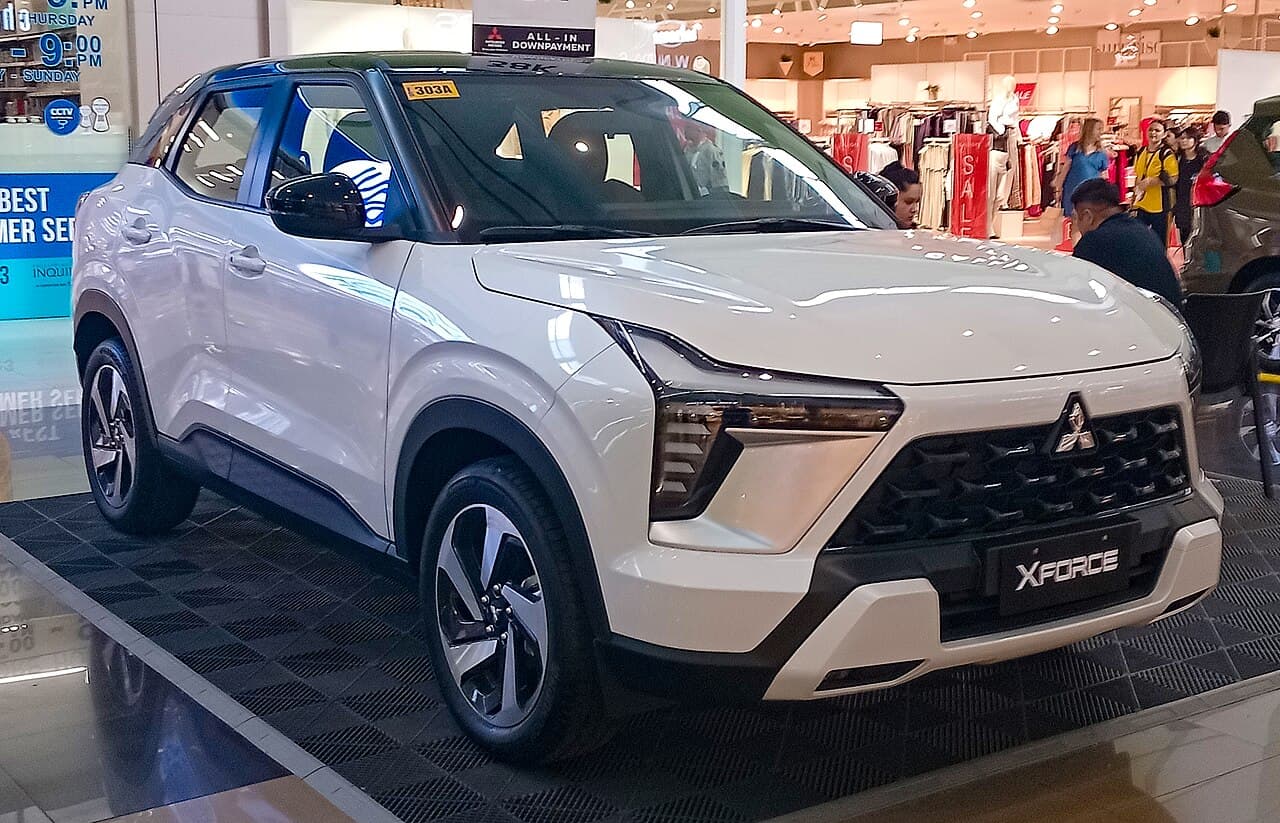 Mitsubishi Destinator trắng ngọc trai